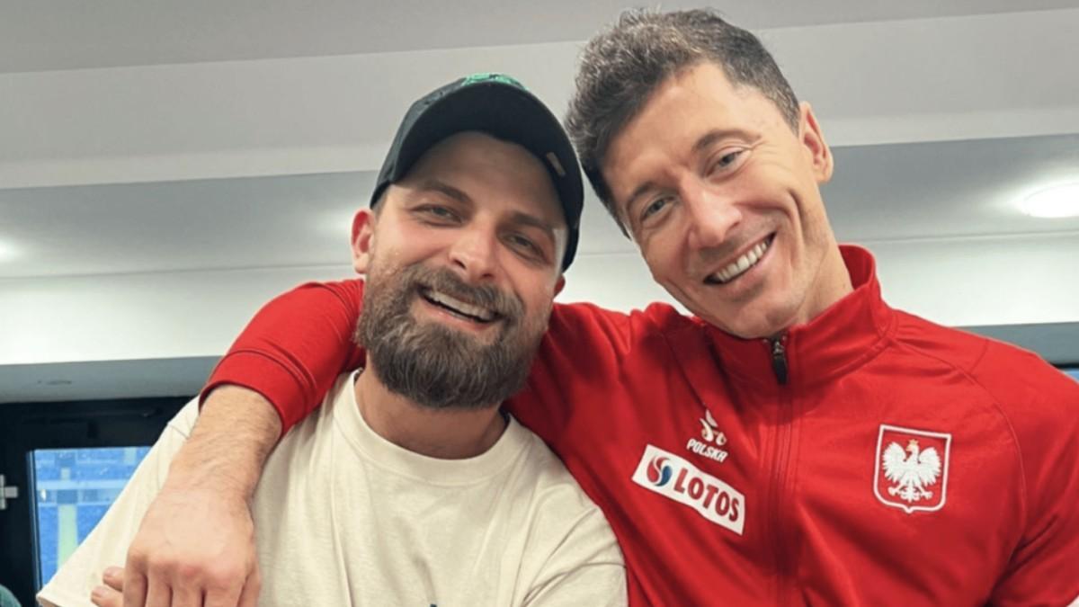 Tomek Zawislak junto a Robert Lewandowski