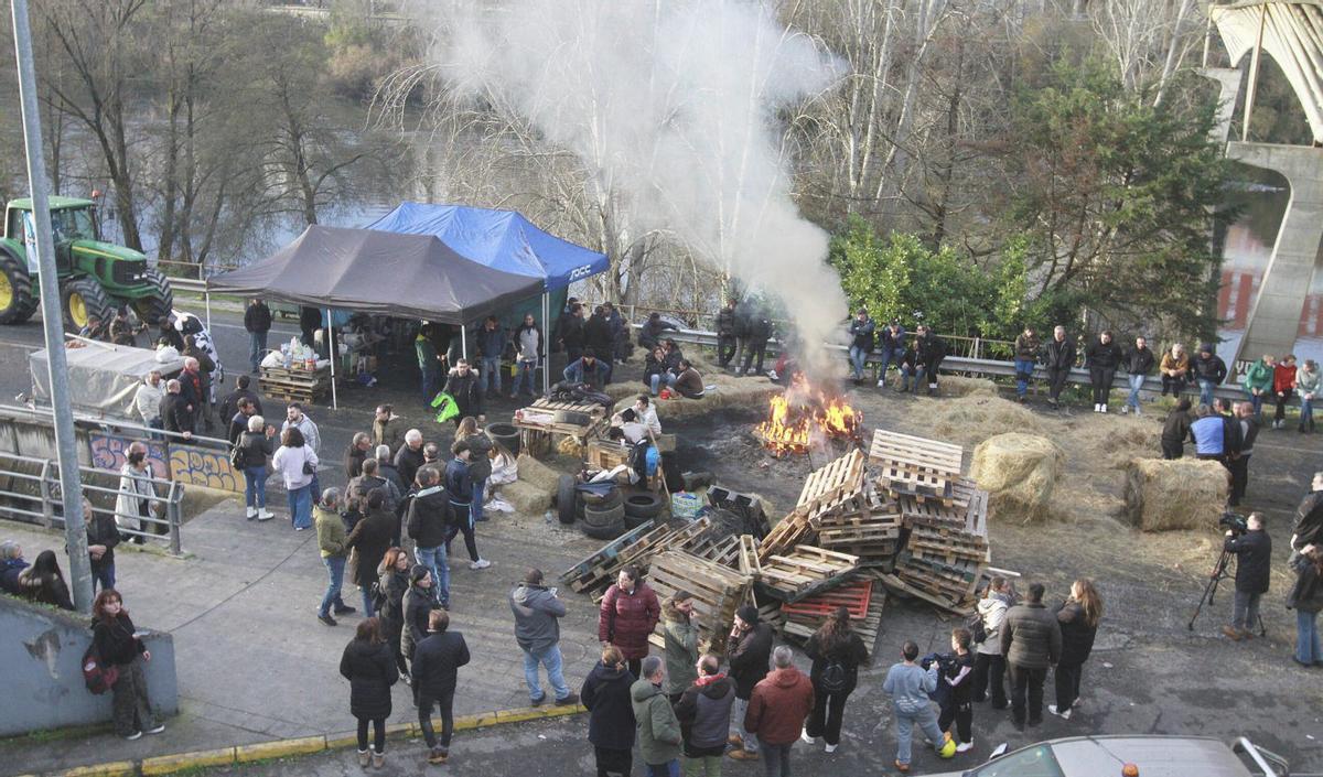 La carpa establecida por los manifestantes en la N-120, donde mantienen una hoguera.
