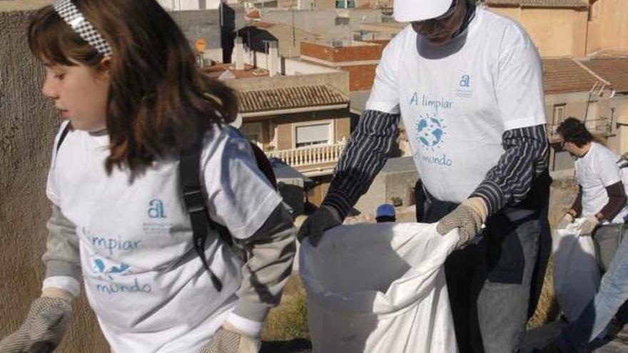 Una imagen de los trabajos de limpieza llevados a cabo ayer.