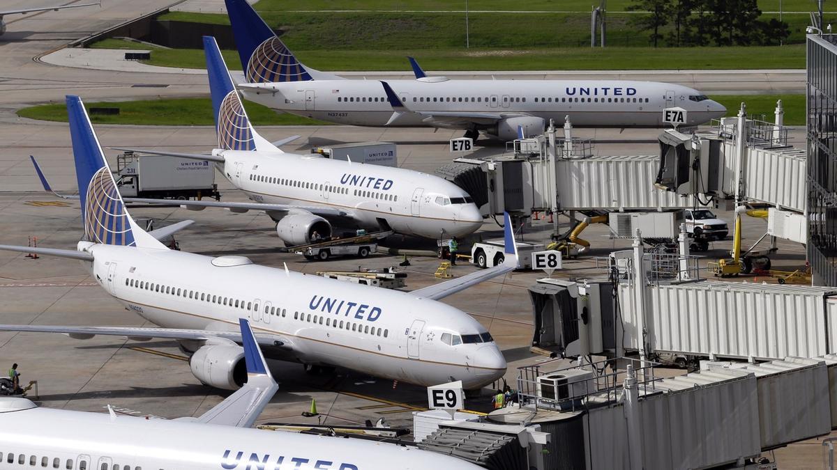 United Airlines prohíbe subir al avión a dos chicas con leggins