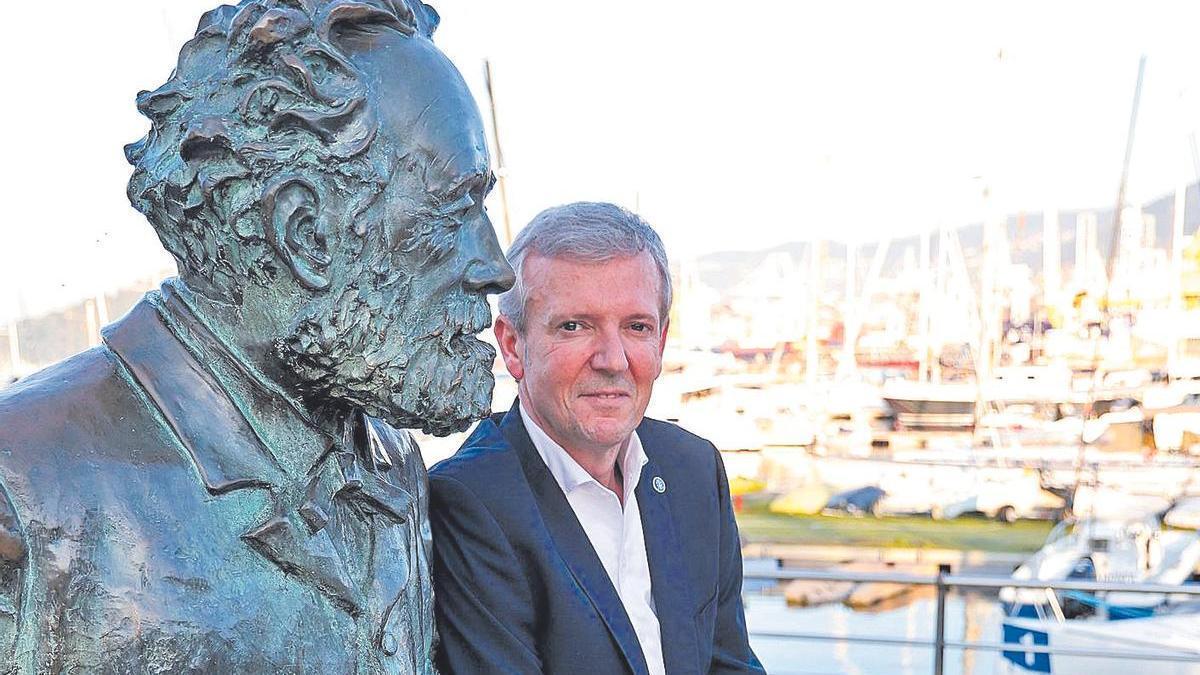 Alfonso Rueda, junto a la estatua de Julio Verne, en Vigo.