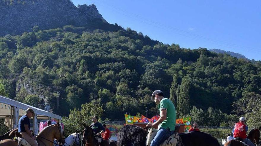 Participantes en la ruta a caballo organizada en las fiestas.