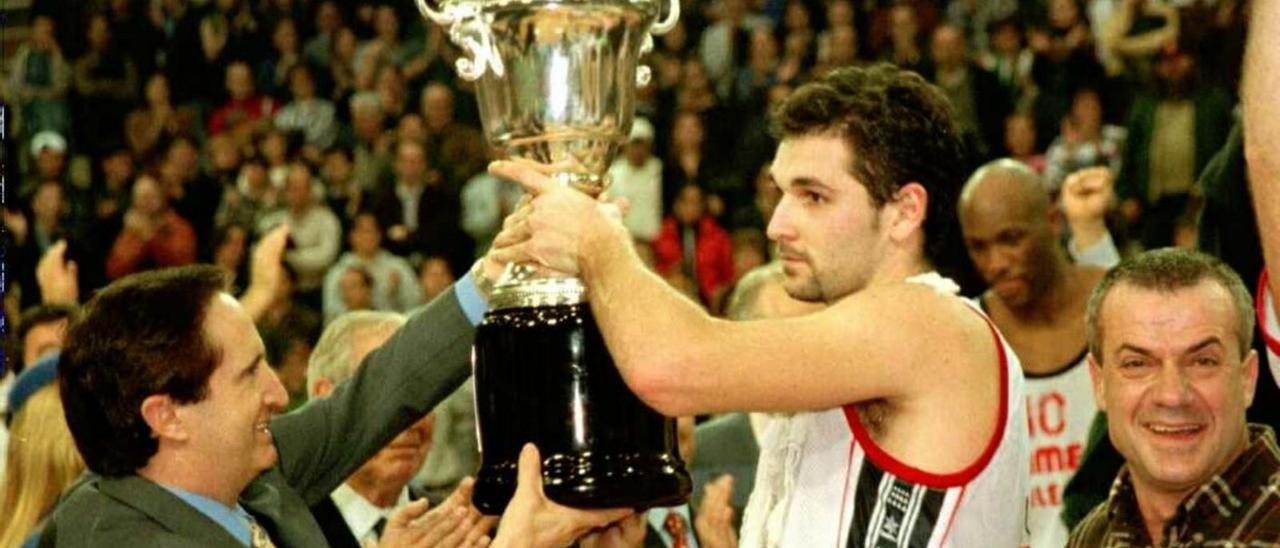 Víctor Luengo va recollir la Copa a Valladolid. El llavors capità és hui executiu en el club. | VALÈNCIA BC