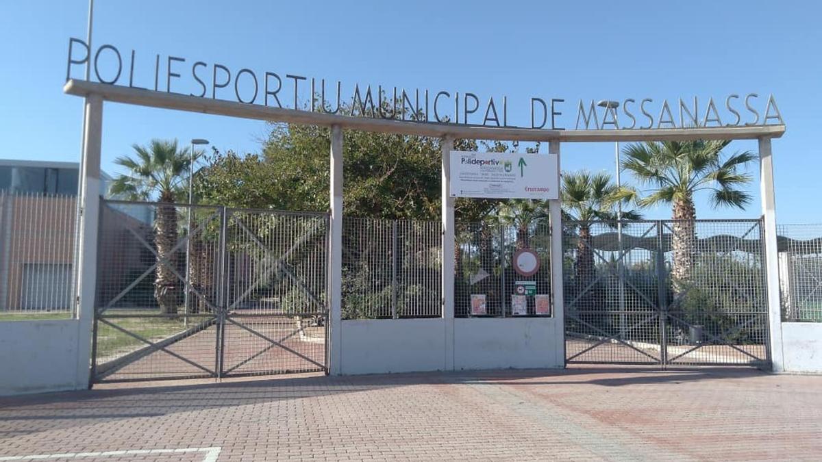 Acceso al polideportivo municipal de Massanassa