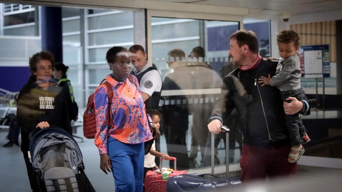 Llegada de evacuados de Níger al Aeropuerto de París-Charles de Gaulle, este miércoles, en los dos primeros vuelos de repatriación desde Niamey.