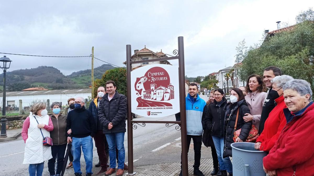 Vecinos y autoridades, ayer, junto al nuevo cartel instalado en el acceso a Cornellana, en Salas. | S. Arias