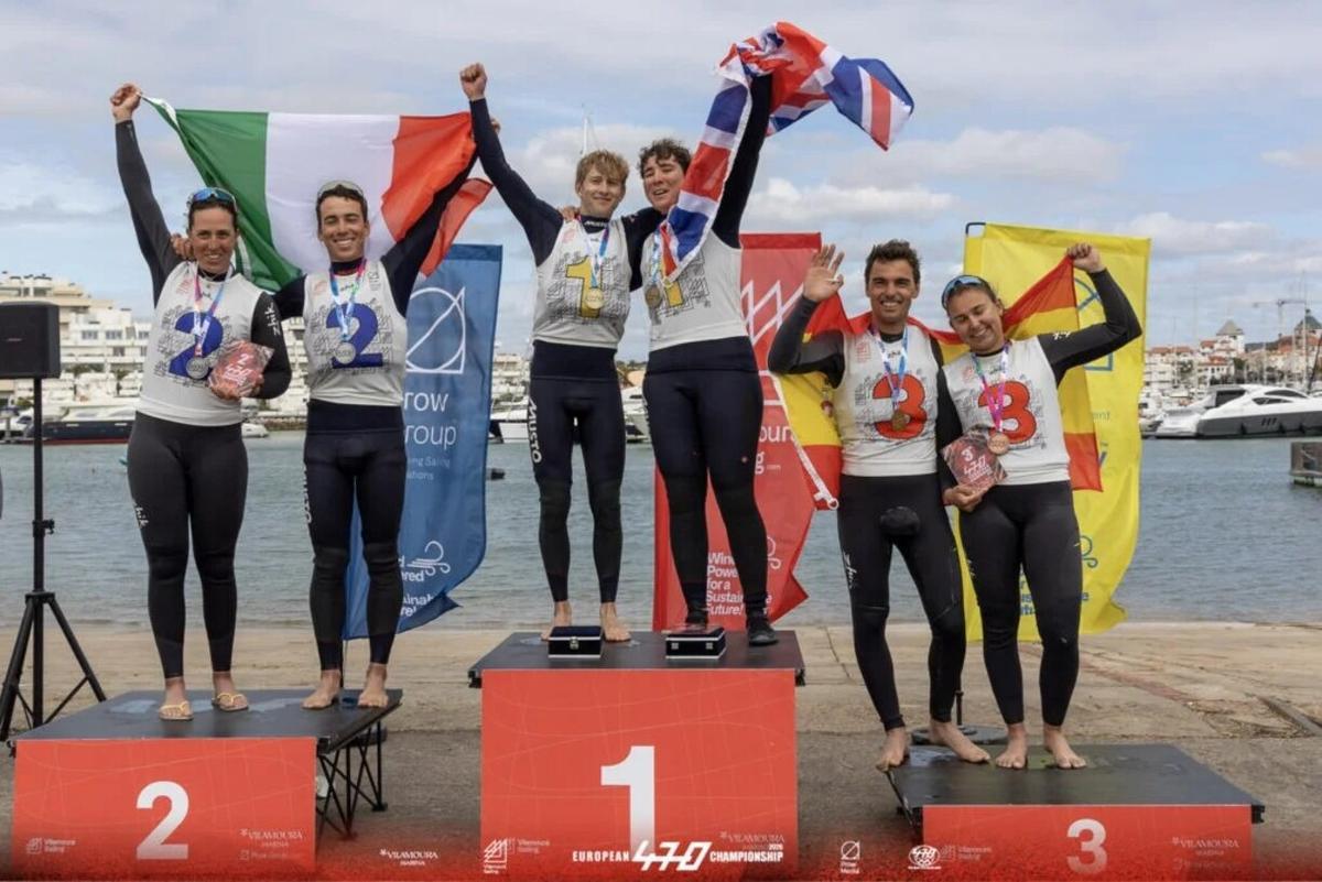 Marta Cardona y Jordi Xammar, en el podio del Europeo de 470 Mixto en Portugal