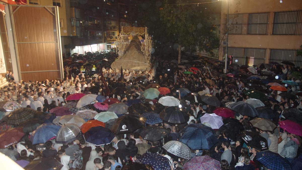 María Santísima del Gran Perdón, de la hermandad del Prendimiento, bajo la lluvia en 2024.