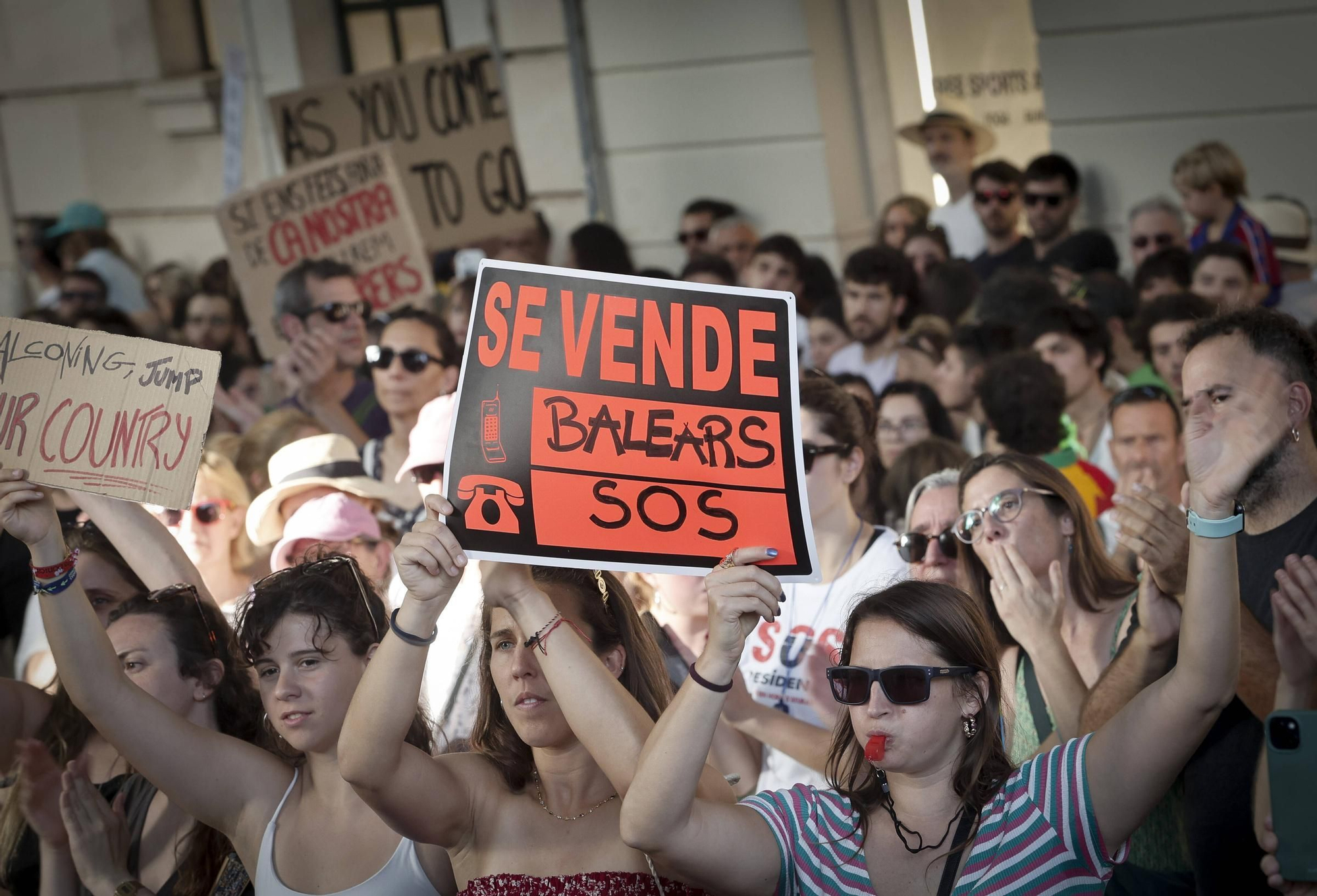 Las mejores pancartas y las imágenes de la manifestación contra la saturación turística en Mallorca