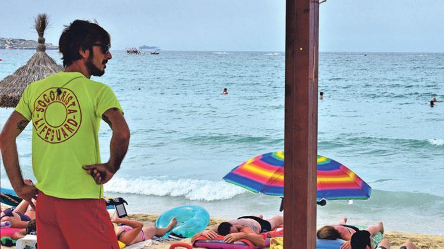 Rettungsschwimmer an der Playa de Palma: Wo sie stehen, ist das Risiko eines Unfalls deutlich kleiner.