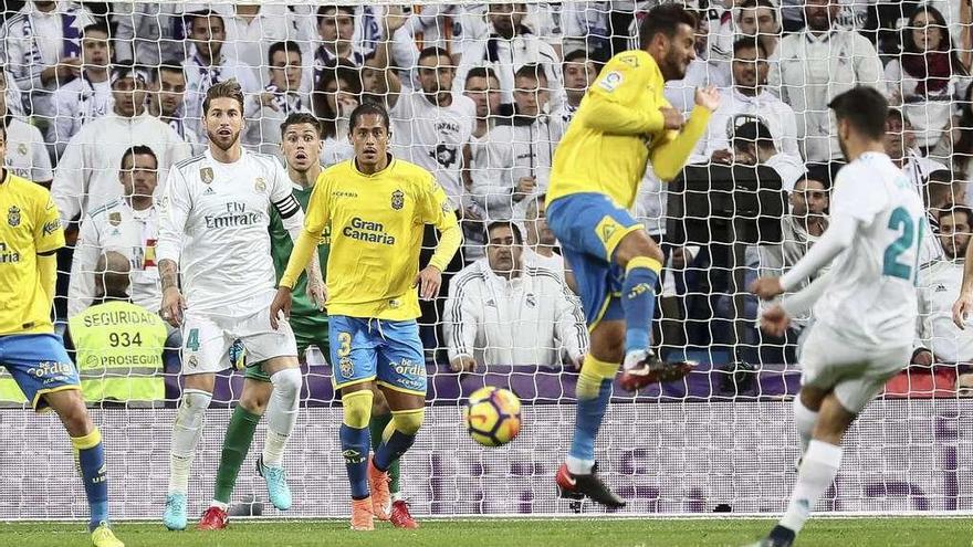 Instante en el que Asensio golpea el balón para anotar el segundo gol del Madrid.