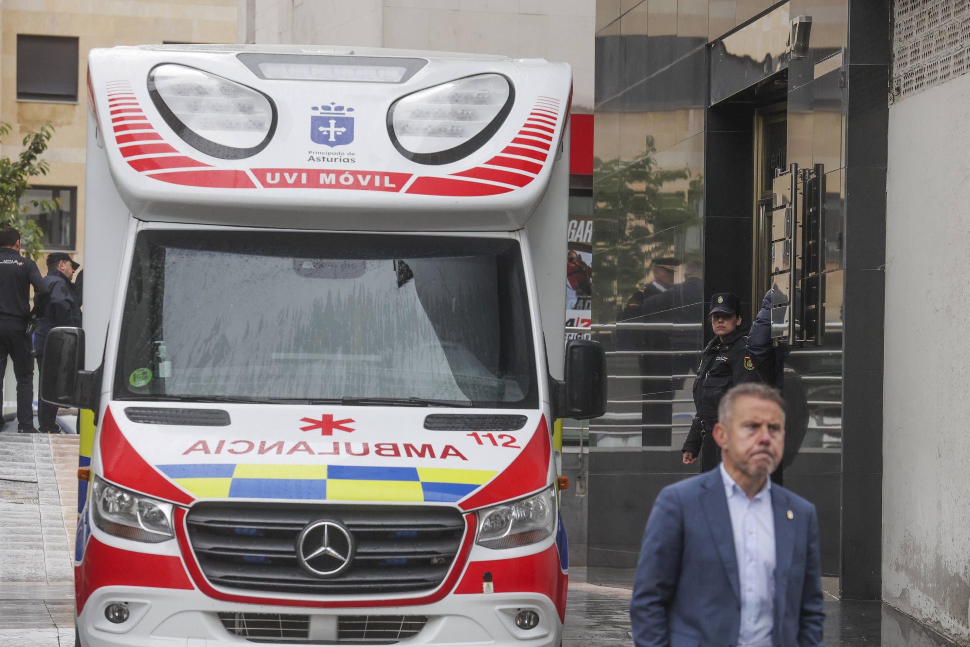 En imágenes: Conmoción en el ovetense barrio de La Ería por la muerte de dos gemelas de 12 años