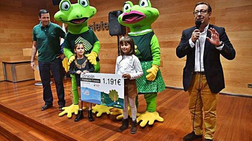 Dos de las premiadas en el Concurso Infantil de Dibujo de Cajasiete.