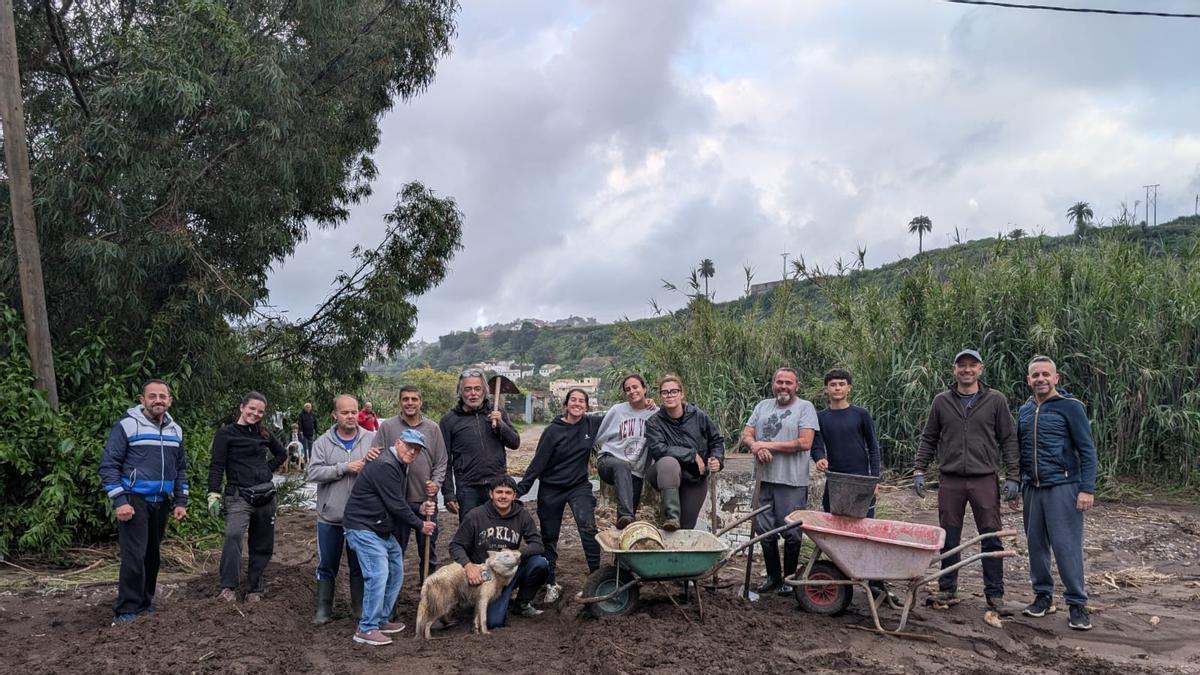 Los vecinos de Santa Brígida limpian el barranco de La Angostura para rescatar sus coches