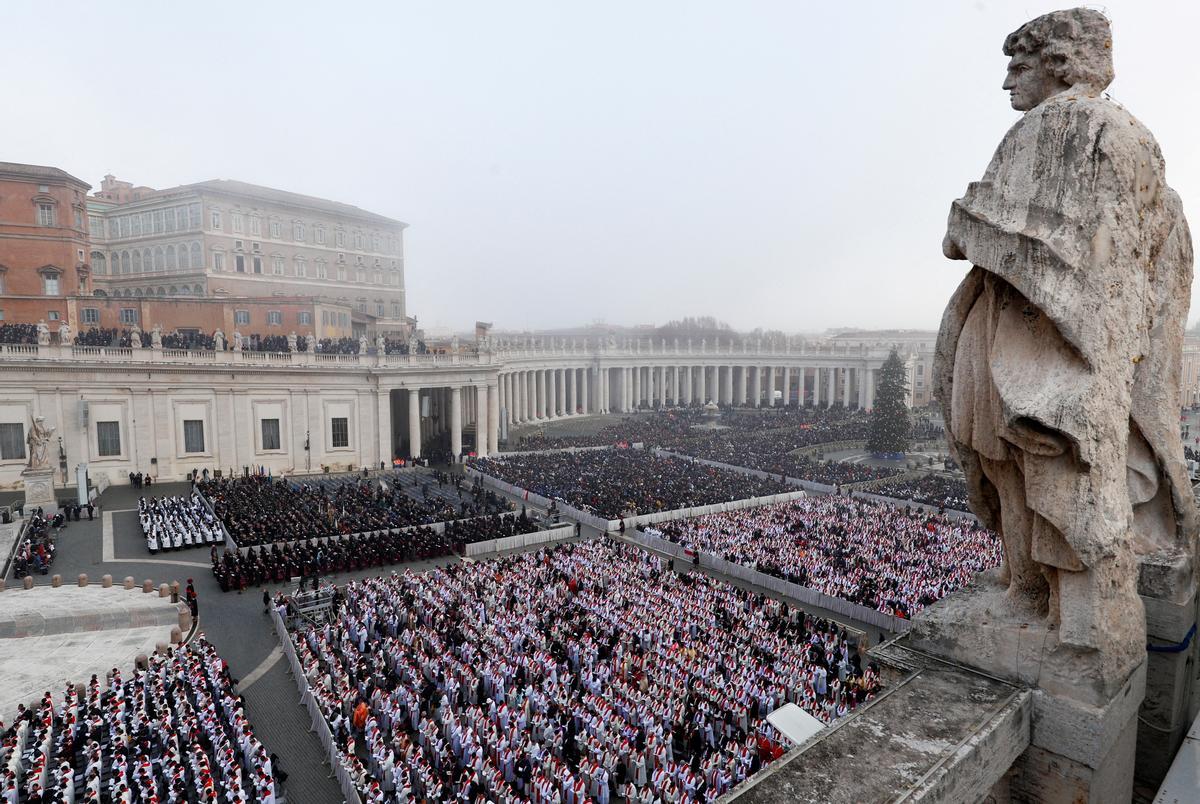 Vista general durante el funeral del ex Papa Benedicto en la Plaza de San Pedro en el Vaticano.
