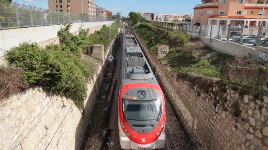 Un convoy de Cercanías de Renfe, entrando en la estación subterránea de Gandia.