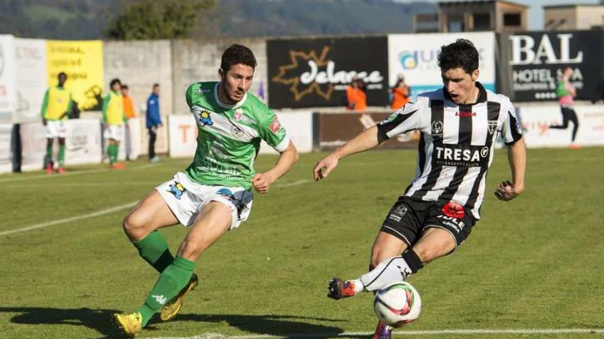 Jorge controla un balón en presencia de un defensa del Atlético Astorga.