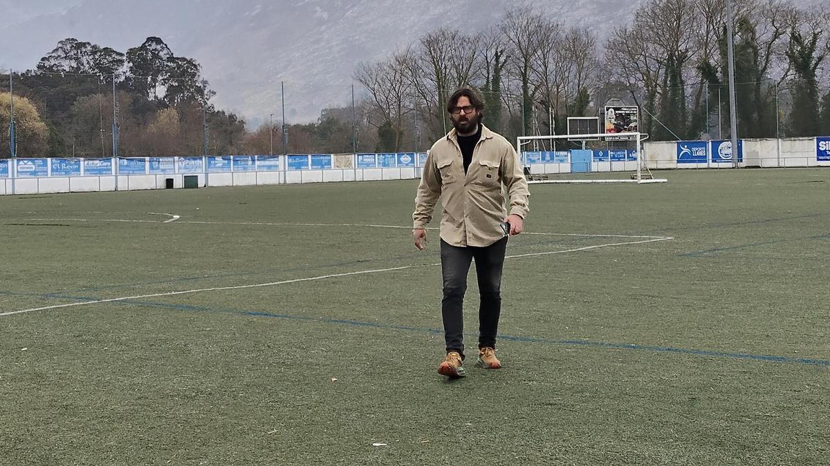 Enrique Riestra en el campo municipal de fútbol de La Corredoria, en Bricia