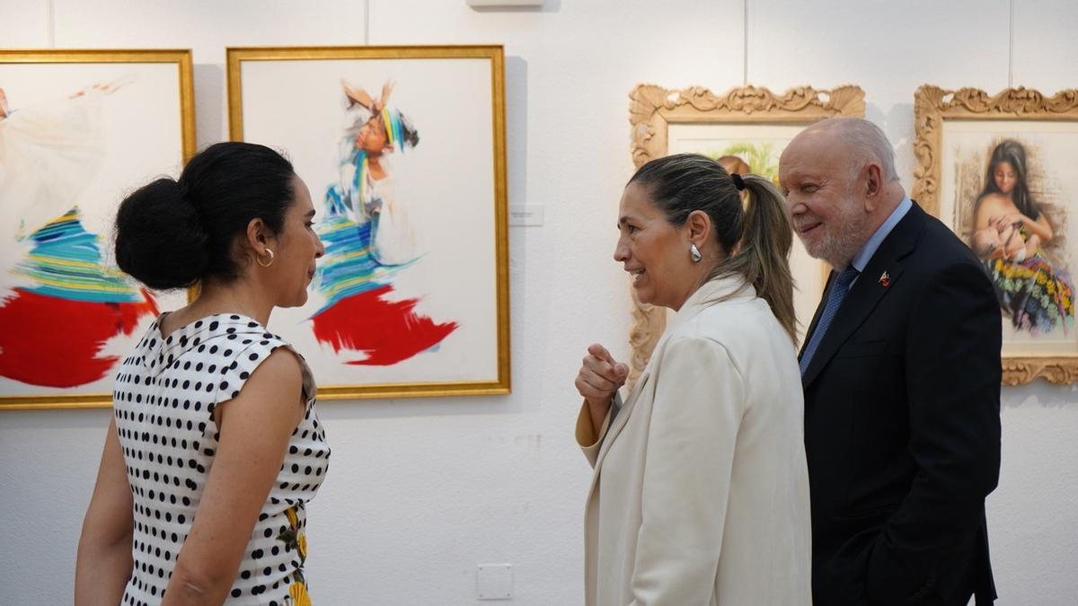 María Marí Murga, a la izquierda, en la inauguración de la muestra