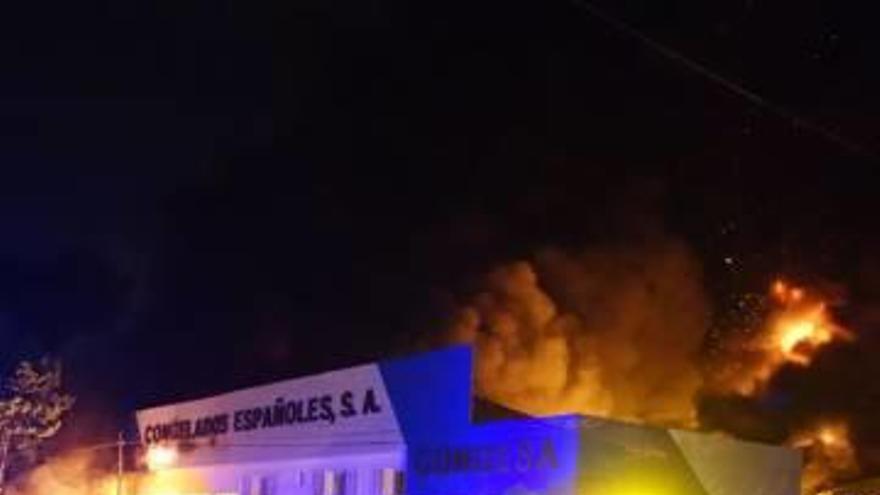 Dos imágenes del espectacular incendio que ayer acabó con buena parte de la nave oriolana.