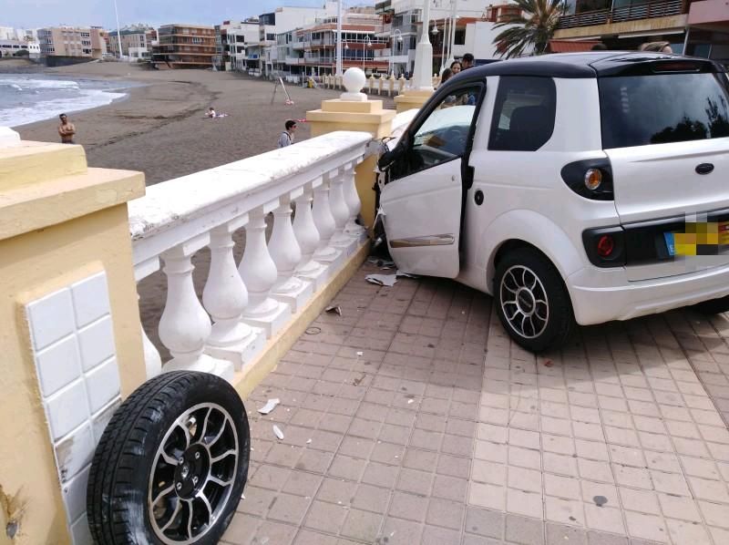 Un nonagenario se mete con su coche de licencia por el paseo de Salinetas