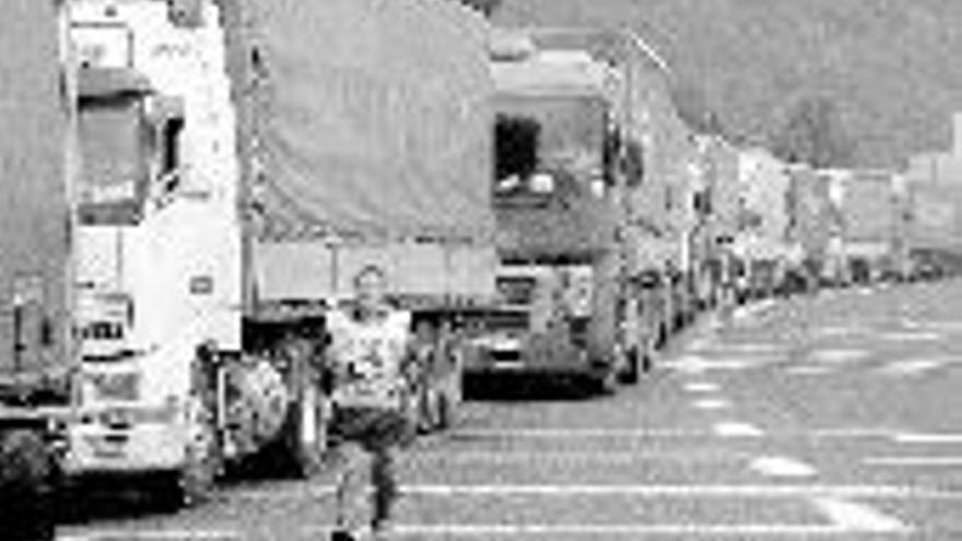 La protesta de camioneros colapsa fronteras españolas