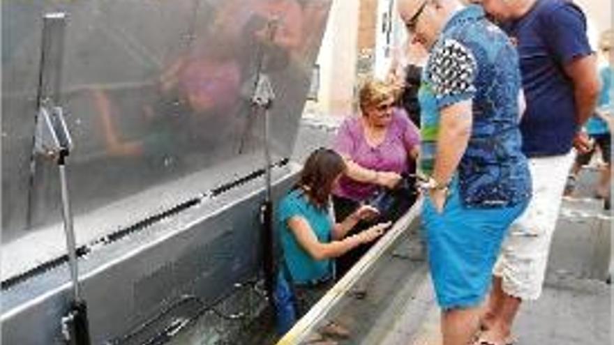 Els primers visitants sortint del refugi antiaeri per la plaça de la Pau.