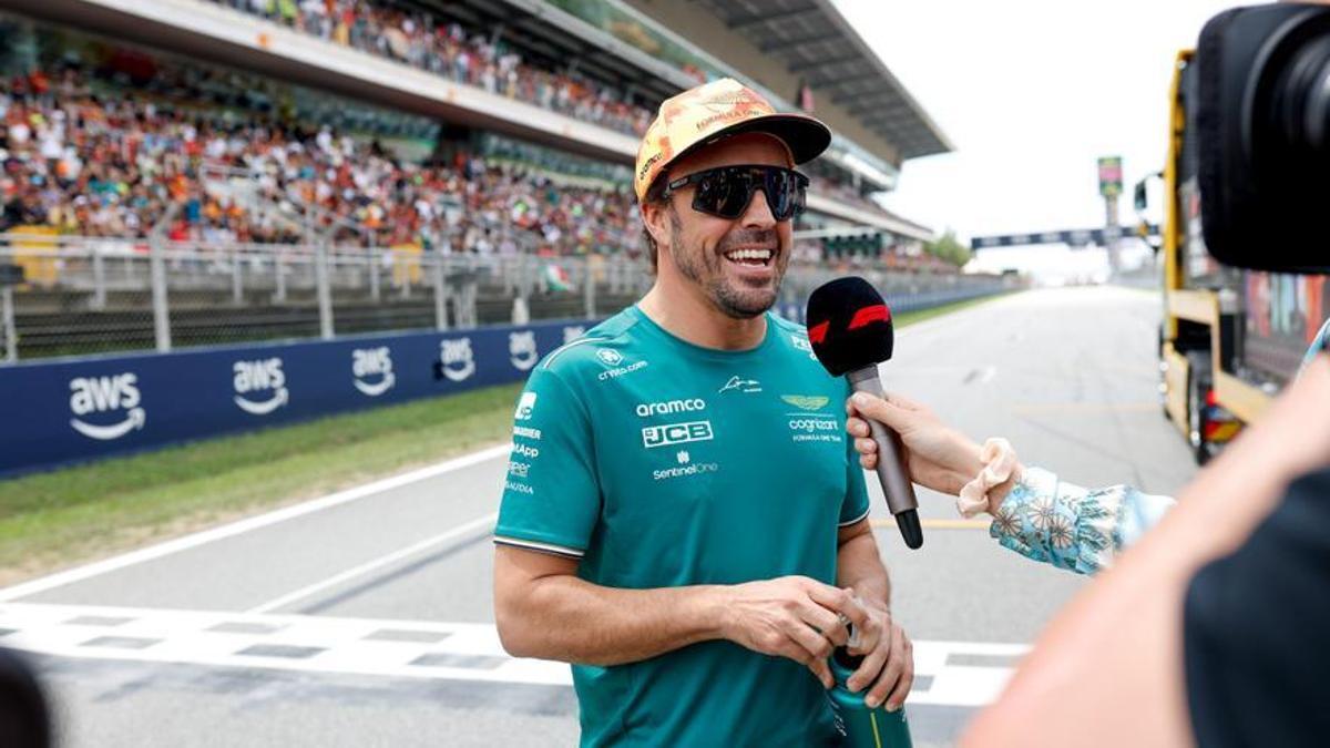 Fernando Alonso, piloto de Aston Martin, atiende a los medios antes del GP de España.