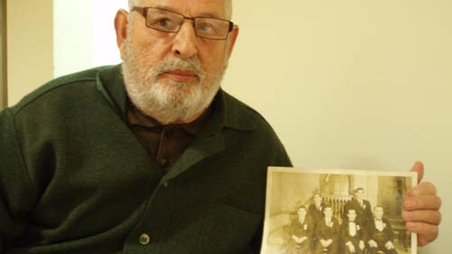Jesús Castro con una foto de una de las directivas de Sada y sus Contornos en Nueva York. El primero por la izquierda, sentado, era su padre.