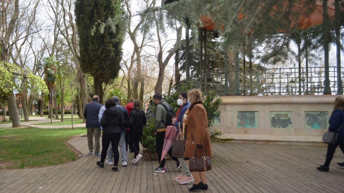 La visita, en su recorrido por los jardines de la Mota, junto al templete. | E. P.