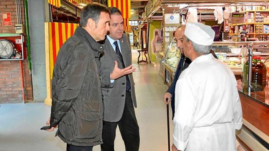 L&#039;alcalde visita el mercat de Puigmercadal