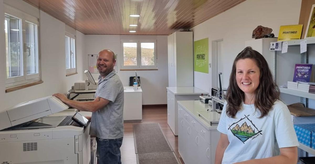 Iván Rodríguez y Laura Lorences, en su negocio de Tineo.