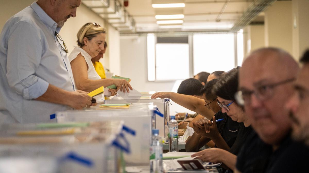 Varios ciudadanos votan este domingo en un colegio electoral de Santa Cruz de Tenerife.