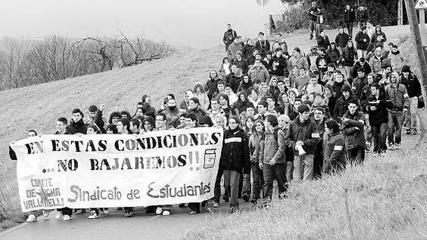 Alumnos del Valliniello, durante su concentración de ayer.