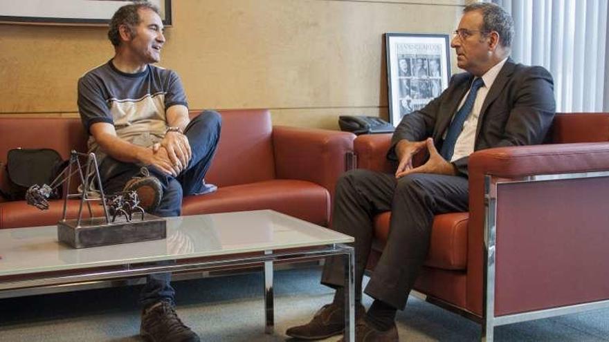 Carlos García, a la izquierda, y Fernando Lastra, durante su reunión de ayer.