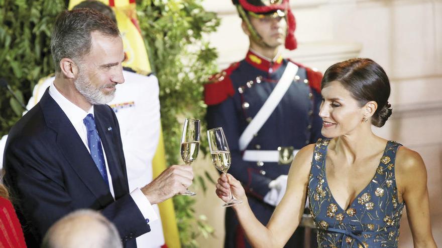 El Príncipe y la Reina Letizia, en el brindis. // Efe