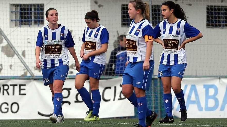 Las jugadoras del Sárdoma, abatidas tras una derrota esta temporada en As Relfas. // Marta G. Brea