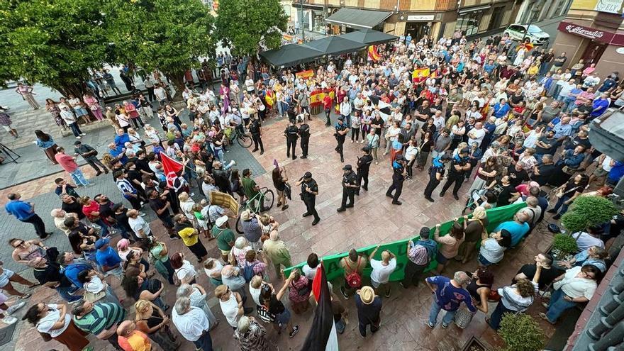 Tensión en Langreo entre los manifestantes de dos concentraciones de ideología opuesta por la crisis migratoria de Ceuta