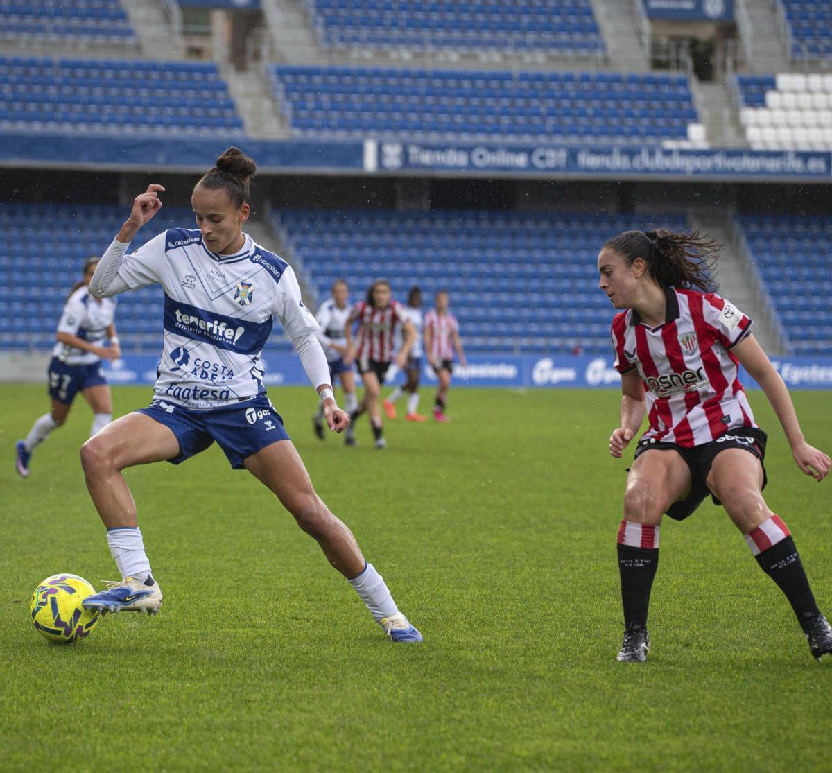 Paulina Gramaglia, con el balón durante el partido ente el Costa Adeje y el Athletic Club. | ARTURO JIMÉNEZ
