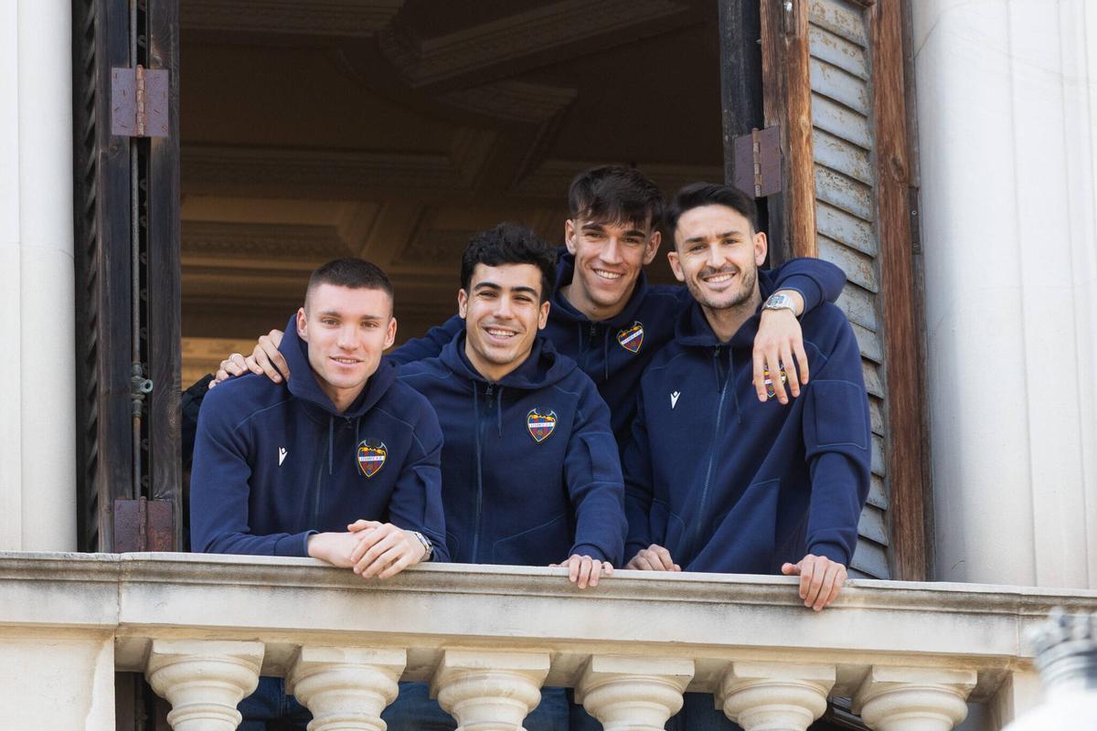 Primo, Manu Sánchez, Espí y Elgezabal, presentes en el Ayuntamiento.