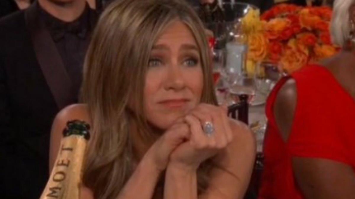 La cara de Jennifer Aniston durante el discurso de Brad Pitt en los Globos de Oro se ha hecho viral.