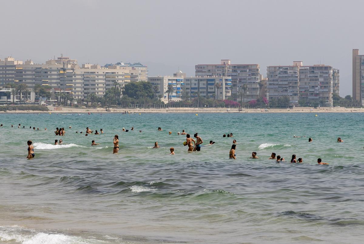 Los bañistas en el agua esta mañana.