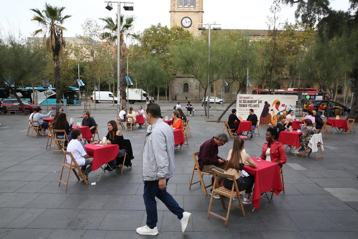 Campaña del Hospital Sant Joan de Dèu Cafè Solidari contra la soledad no deseada en la plaça Universitat de Barcelona