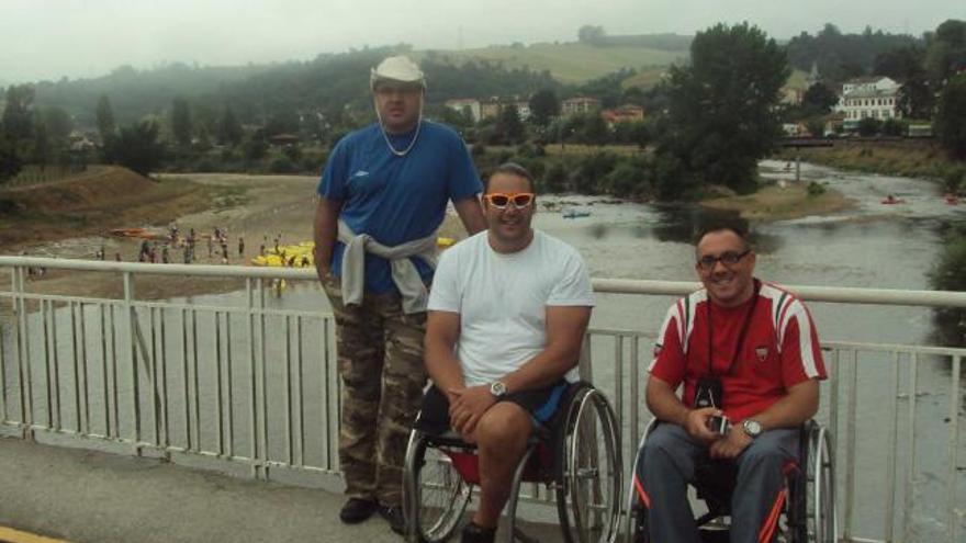 Javier Reja Muñoz, en el centro, ayer, en el puente de Arriondas.