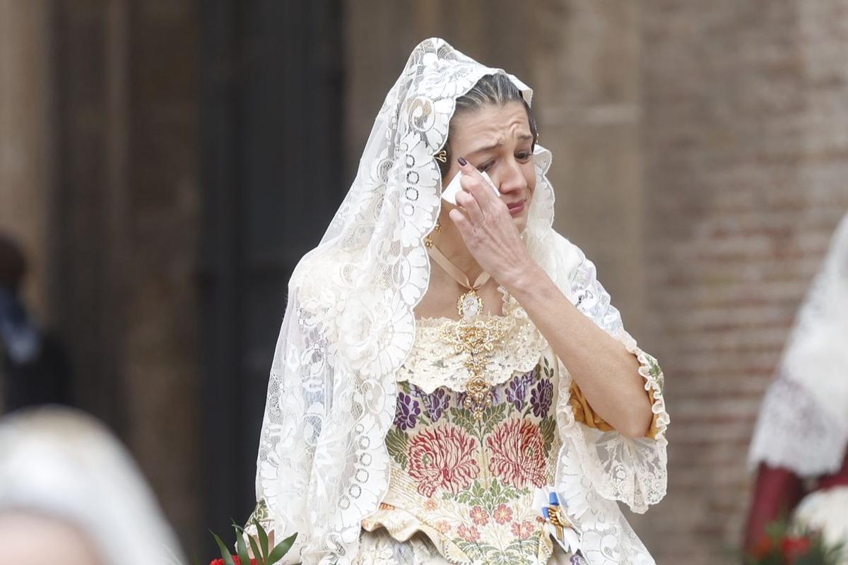Una de las falleras, al entrar en la plaza de la Virgen