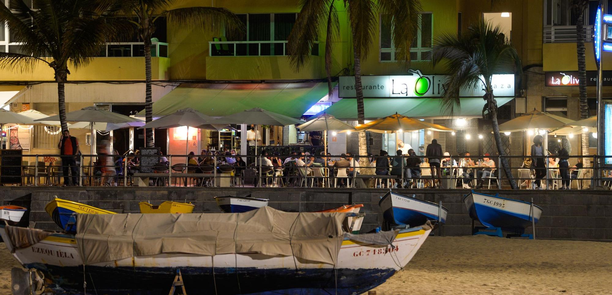 Ambiente previo al toque de queda en Las Canteras (9/05/2021)