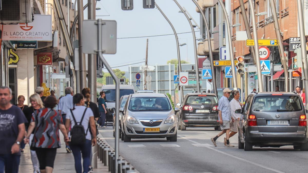 Calle Mayor de Pilar de la Horadada, junto al vial en el que se ha producido el suceso.