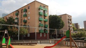 Bloques de vivienda y un parque infantil en el Besòs i el Maresme, en Barcelona.
