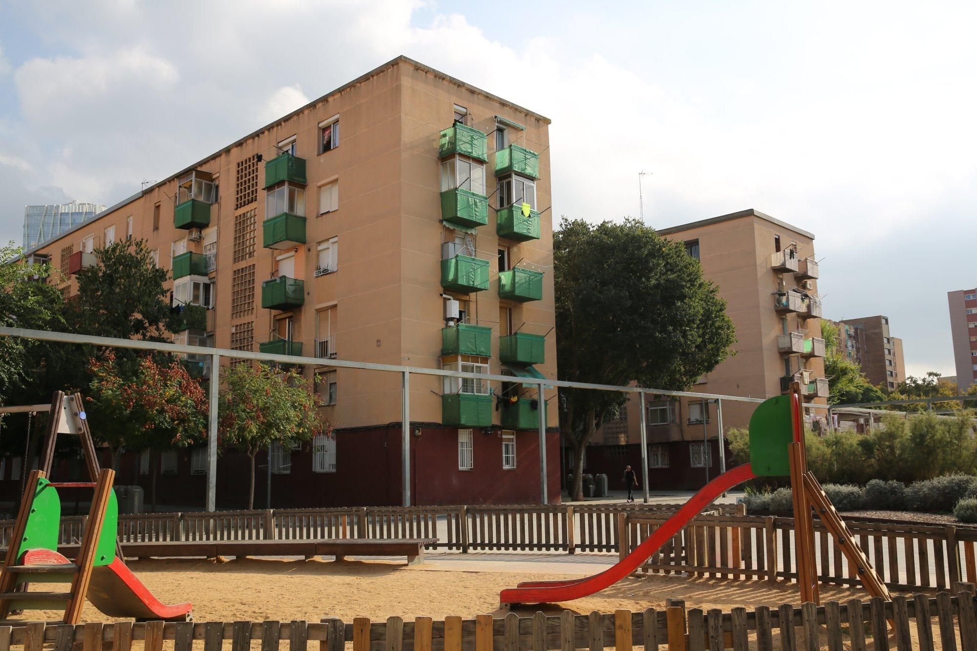 Bloques de vivienda y un parque infantil en el Besòs i el Maresme, en Barcelona.