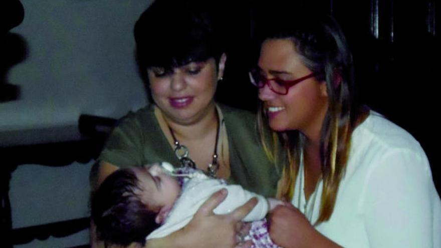 Una pareja de lesbianas bautiza a su hija de dos meses en la iglesia de Tejina